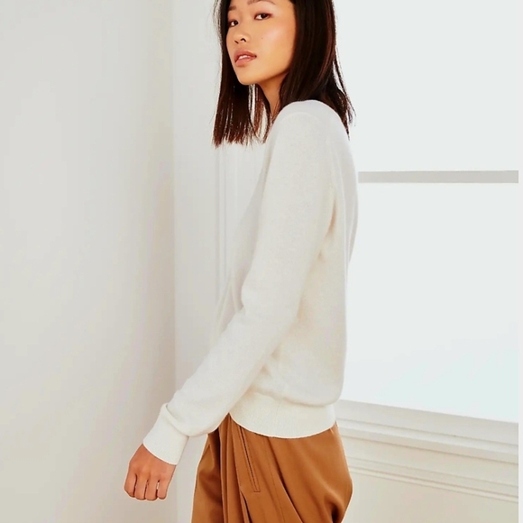 Quince Mongolian Cashmere V-Neck Sweater - Picture 4 of 8